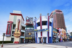 ユニバーサル・スタジオ・ジャパンと地続きな世界観を創出している